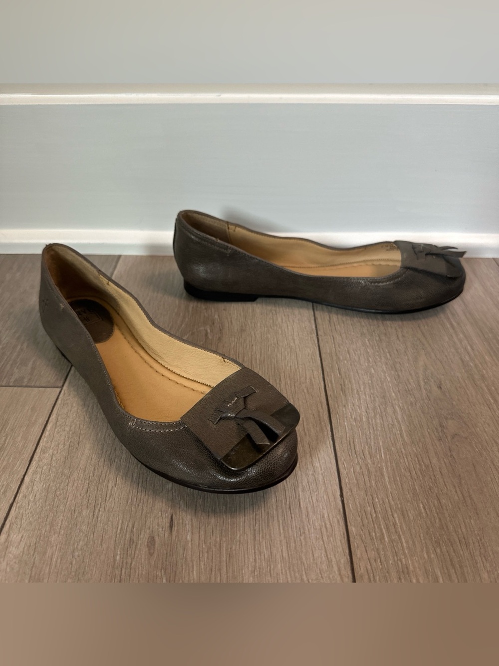 FRYE Women’s Size 8 Smoke Grey Leather Ballet Flats Tassel Vamp